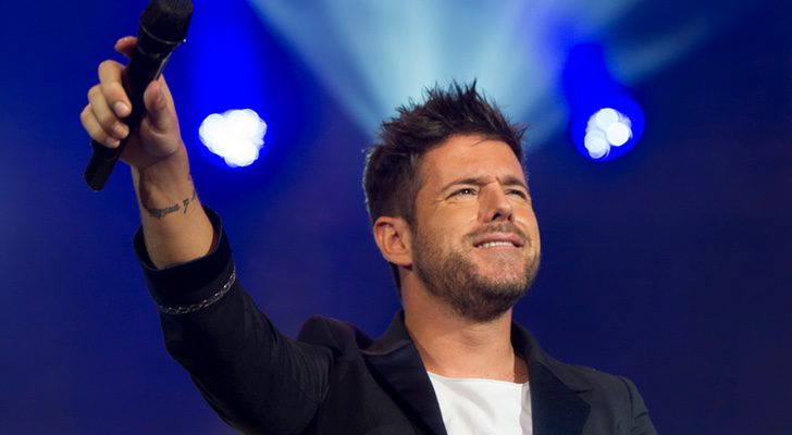 Pablo López actúa emocionado en los Premios Cadena Dial 2016