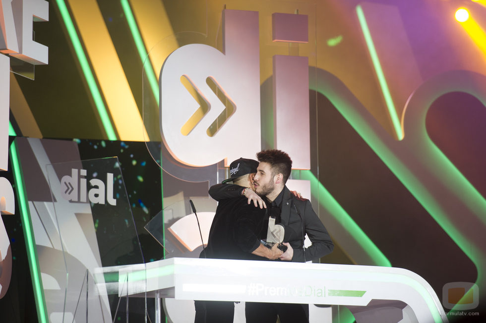 Adrián Rodríguez y Antonio José abrazados en los Premios Cadena Dial 2016