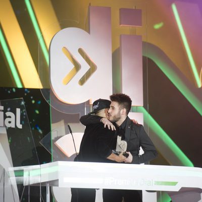 Adrián Rodríguez y Antonio José abrazados en los Premios Cadena Dial 2016