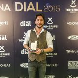 Manuel Carrasco posa con un premio en el photocall de los Premios Cadena Dial 2016