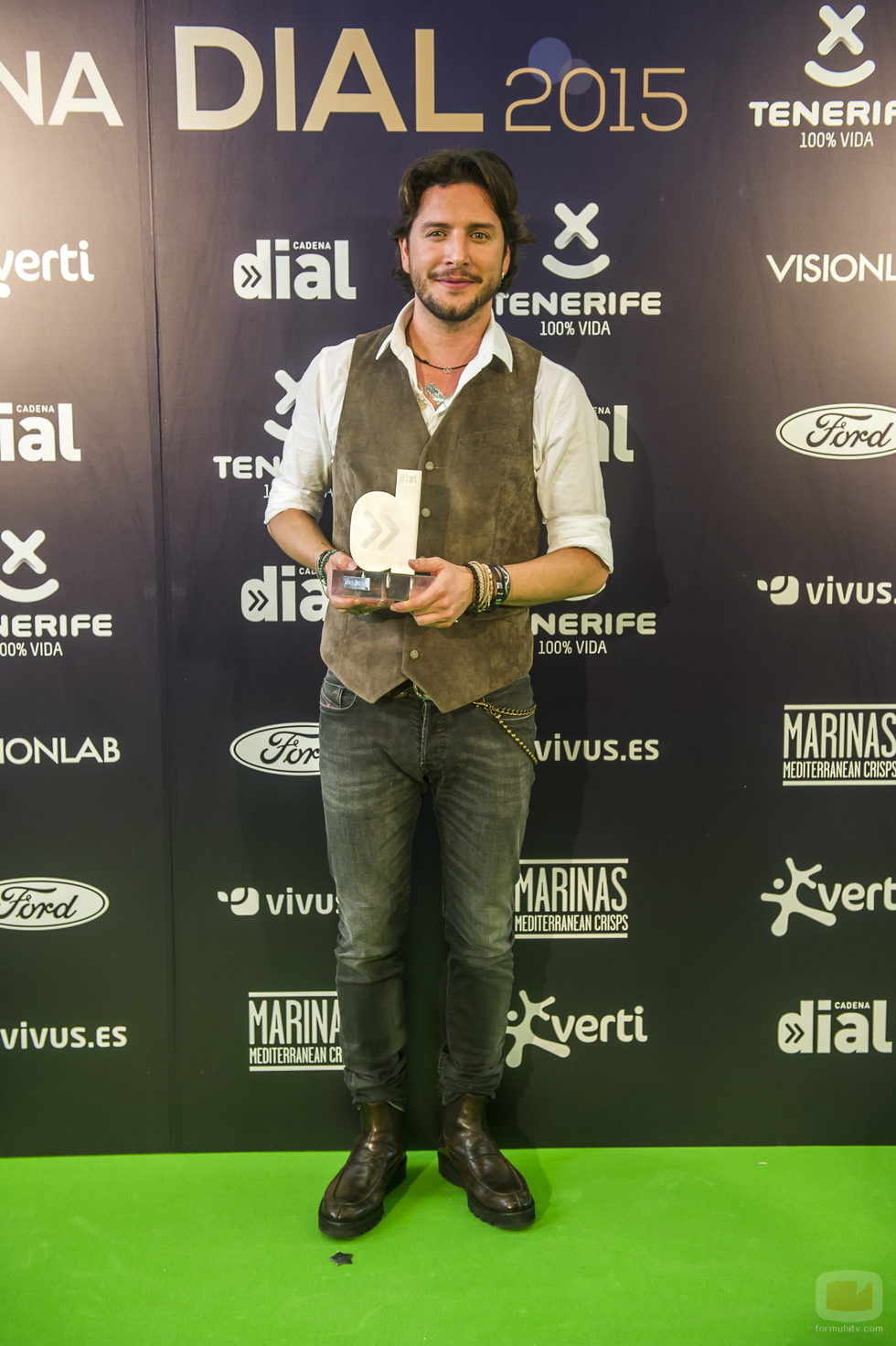 Manuel Carrasco posa con un premio en el photocall de los Premios Cadena Dial 2016