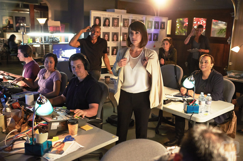 Constance Zimmer en una de las secuencias de la serie 'Unreal'