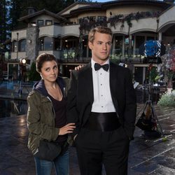 Shiri Appleby junto a Freddie Stroma en la serie 'UnReal'
