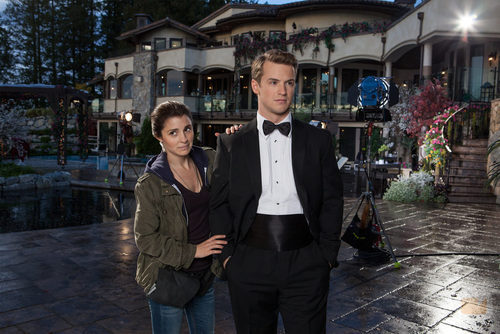 Shiri Appleby junto a Freddie Stroma en la serie 'UnReal'
