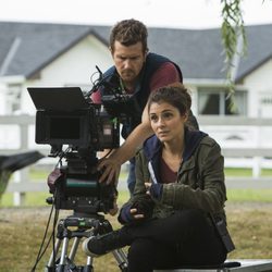 Josh Kelly junto a Shiri Appleby en uno de los capítulos de 'UnReal'