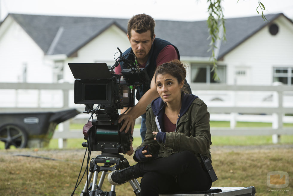 Josh Kelly junto a Shiri Appleby en uno de los capítulos de 'UnReal'