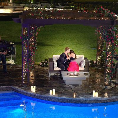Actores de la serie 'UnReal' besándose para una de sus secuencias