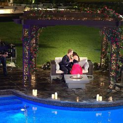 Actores de la serie 'UnReal' besándose para una de sus secuencias