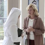 Merche conversa preocupada con una monja en 'Cuéntame cómo pasó'