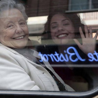 Herminia y Paquita se despiden desde el autocar en 'Cuéntame cómo pasó'