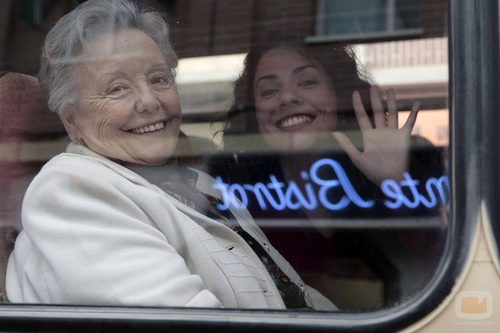 Herminia y Paquita se despiden desde el autocar en 'Cuéntame cómo pasó'