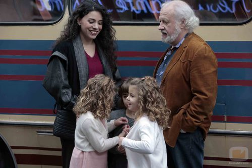 Paquita y Miguel conversan alegres a los pies del autocar en 'Cuéntame cómo pasó'