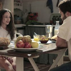 Karina y Carlos desayunan juntos en 'Cuéntame cómo pasó'