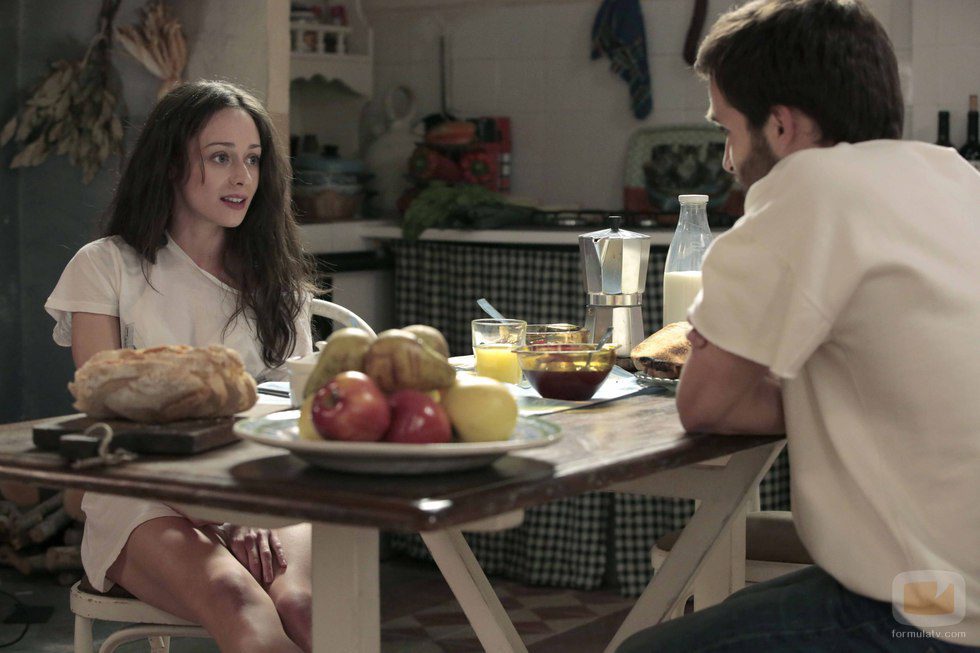 Karina y Carlos desayunan juntos en 'Cuéntame cómo pasó'