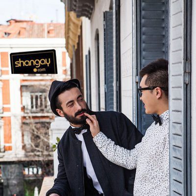 Han roza el labio de Aritz en el balcón de un edificio
