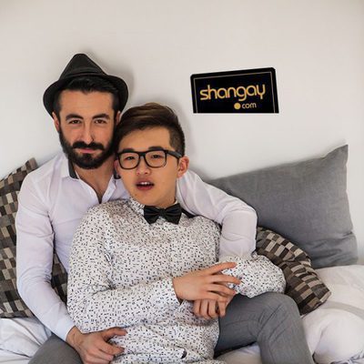 La pareja de 'Gran Hermano 16' posa en una cama