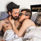 Aritz y Han muestran su amor abrazados en una cama