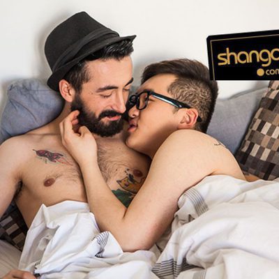 Aritz y Han muestran su amor abrazados en una cama