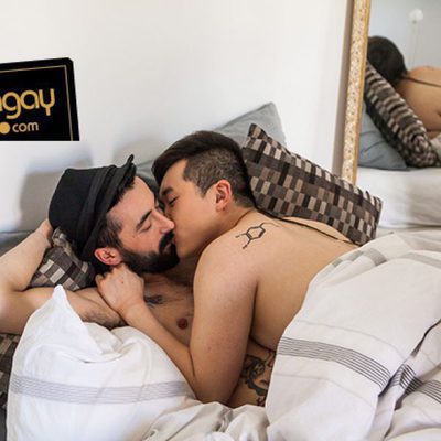 Han y Aritz se besan en una cama