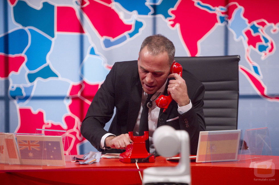 Carlos Lozano llamando por teléfono en la gala 10 de 'Gran Hermano VIP'