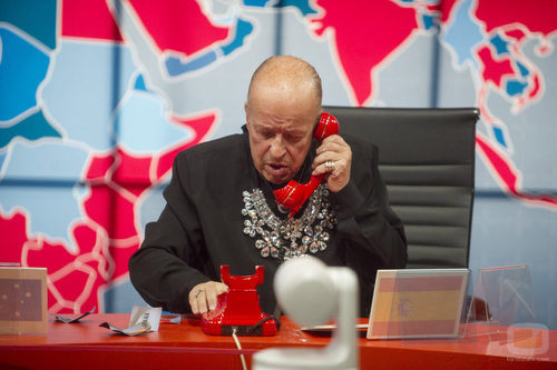 Rappel marcando un teléfono rojo en la gala 10 de  'Gran Hermano VIP'