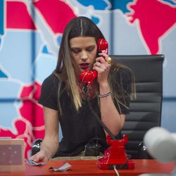 Laura Matamoros hablando por teléfono en la gala 10 de  'Gran Hermano VIP'
