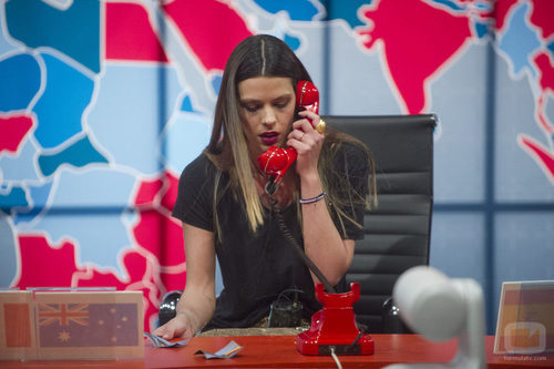 Laura Matamoros hablando por teléfono en la gala 10 de  'Gran Hermano VIP'