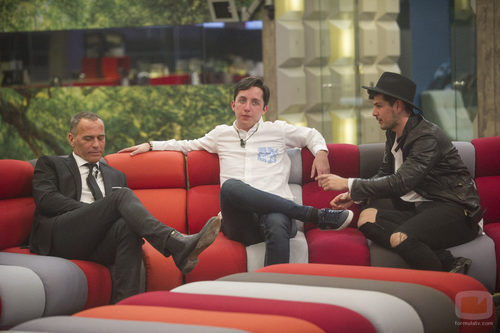 Carlos Lozano, Francisco Nicolás y Alejandro Nieto en el salón de la casa de  'Gran Hermano VIP'