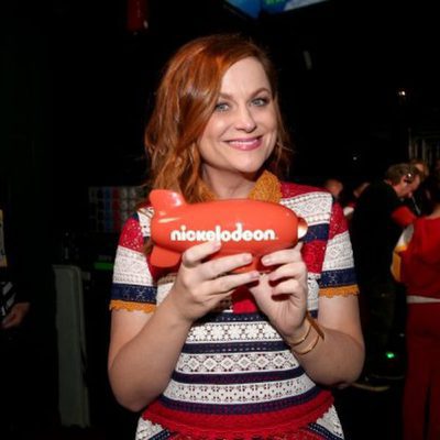 Amy Poehler ('Parks and Recreation') posa con su premio en los Nickelodeon's 2016 Kids' Choice Awards