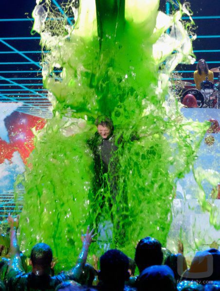 Blake Shelton acaba totalmente "pringado" mientras presenta la gala de los Nickelodeon's 2016 Kids' Choice Awards