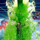 Blake Shelton acaba totalmente "pringado" mientras presenta la gala de los Nickelodeon's 2016 Kids' Choice Awards