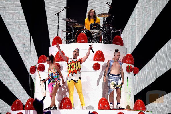 Joe Jonas actuando en la gala de los Nickelodeon's 2016 Kids' Choice Awards