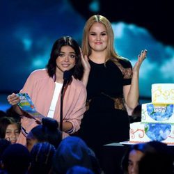 Sarah Hyland y Debby Ryan presentando un premio en la gala de los Nickelodeon's 2016 Kids' Choice Awards