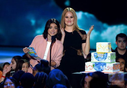 Sarah Hyland y Debby Ryan presentando un premio en la gala de los Nickelodeon's 2016 Kids' Choice Awards