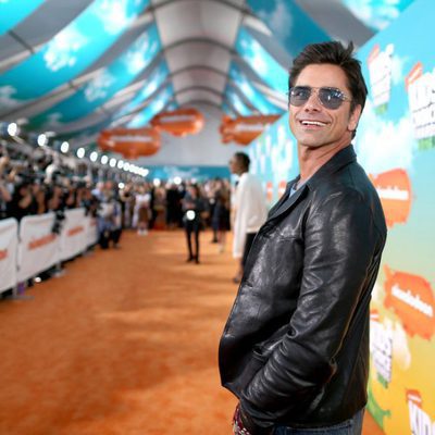 John Stamos ('Madres forzosas') en la alfombra roja de los Nickelodeon's 2016 Kids' Choice Awards