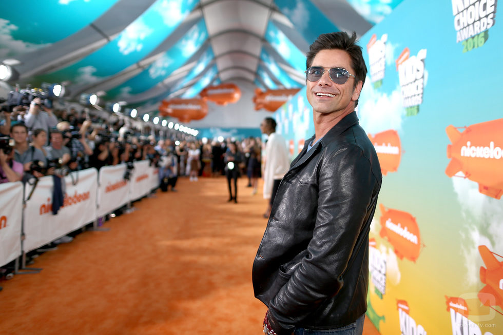 John Stamos ('Madres forzosas') en la alfombra roja de los Nickelodeon's 2016 Kids' Choice Awards
