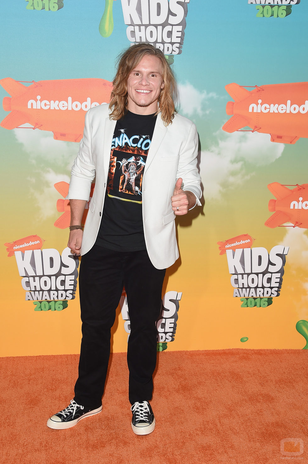 Tony Calavero en la alfombra roja de los Nickelodeon's 2016 Kids' Choice Awards