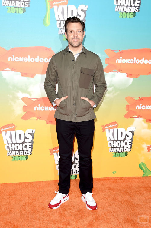 Jason Sudeikis en la alfombra roja de los Nickelodeon's 2016 Kids' Choice Awards