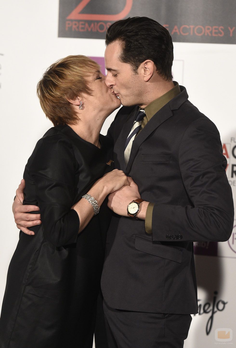 Blanca Portillo y Asier Etxeandia se besan en los Premios de la Unión de Actores