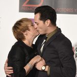 Blanca Portillo y Asier Etxeandia se besan en los Premios de la Unión de Actores