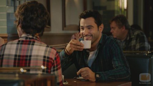 Antonio Velázquez sonríe mientras comparte un café con Belén Cuesta en 'Buscando el Norte'