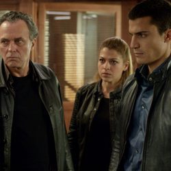 Fran Marcos, Mati y Morey observan preocupados en 'El Príncipe'