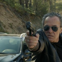 Fran Marcos apunta con una pistola en 'El Príncipe'