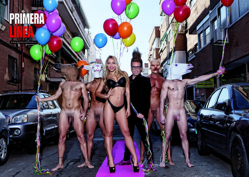 Elisa de Panicis junto a un grupo de hombres desnudos