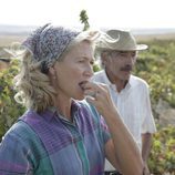 Merche junto a Antonio Alcántara en un campo de vendimia