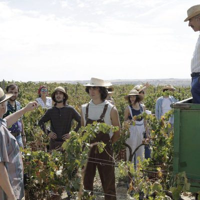 Antonio Alcántara y Miguel junto a un grupo de vedimiadores