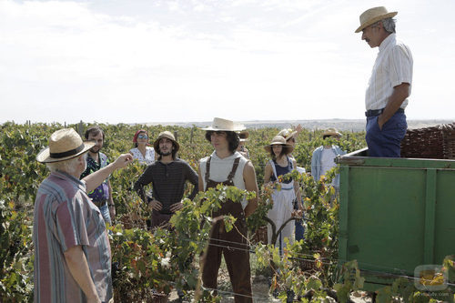 Antonio Alcántara y Miguel junto a un grupo de vedimiadores