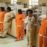 Las reclusas de la cárcel de Litchfield reciben a las nuevas incorporaciones en 'Orange is the New Black'