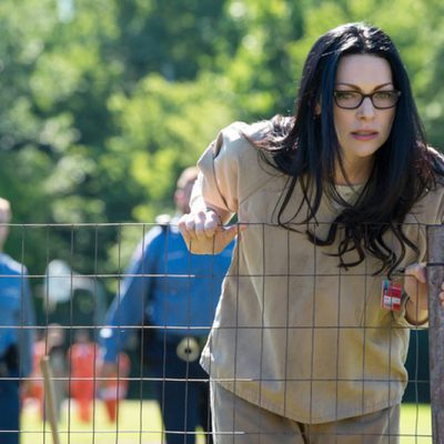 Alex Vause con expresión preocupada 'Orange is the New Black'