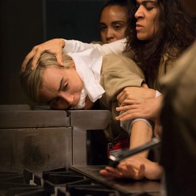Piper es amordazada y amenazada por Blanca en 'Orange is the New Black'